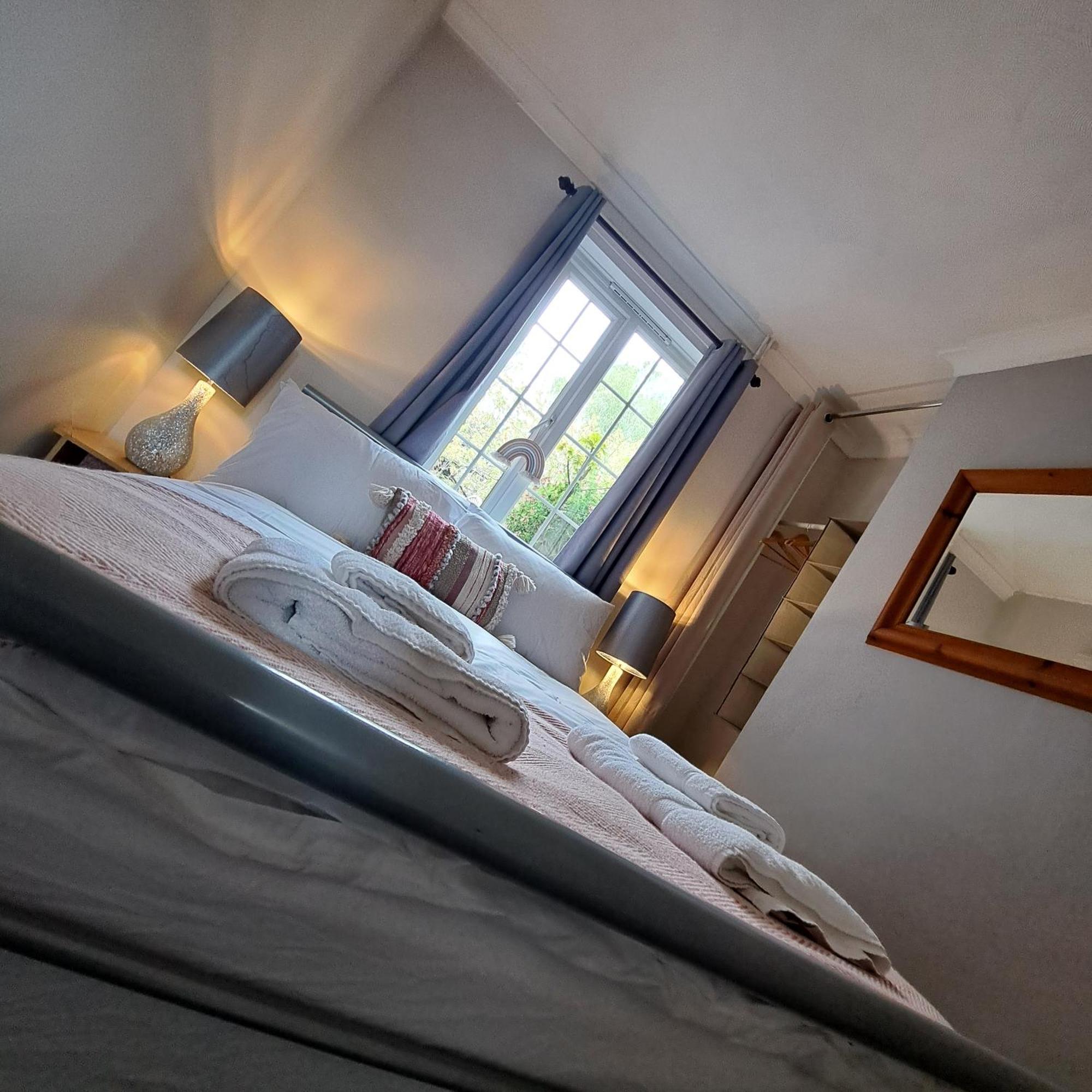 Generous 3 Bed In The Heart Of The Village Holiday home