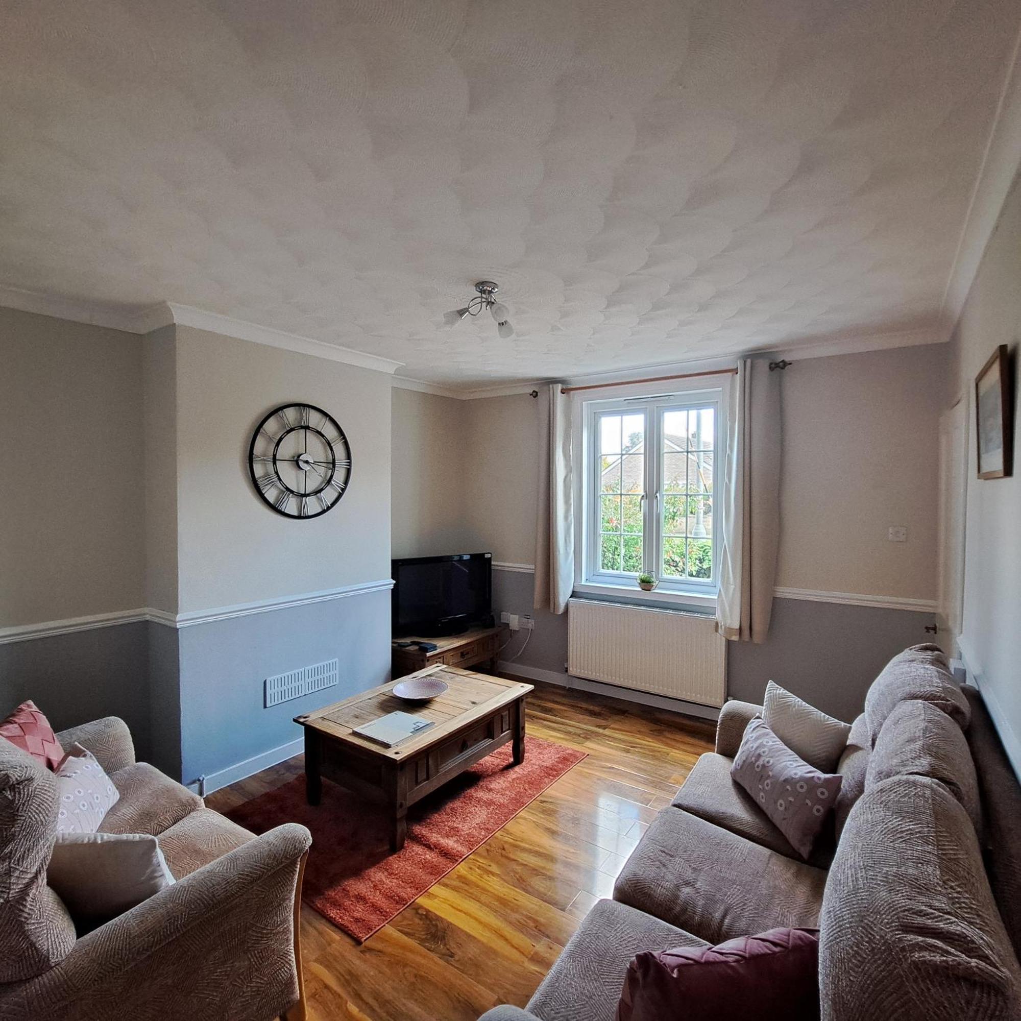 Generous 3 Bed In The Heart Of The Village Holiday home *